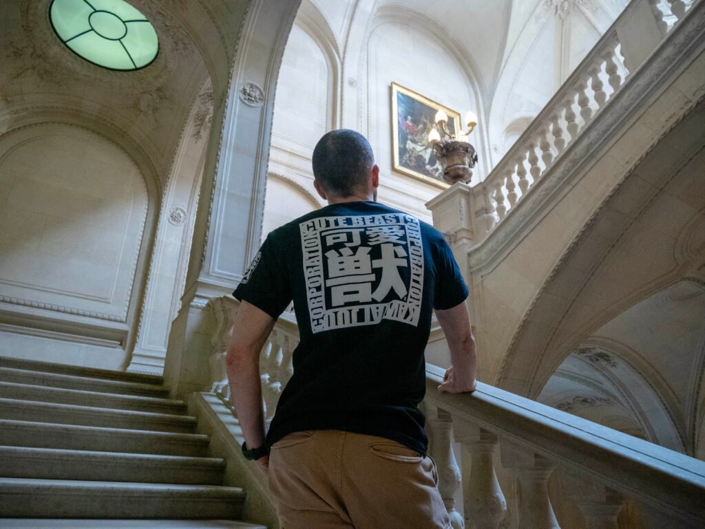 Modèle posant avec le T-shirt Big back bio cute beast corp au musée du Louvre